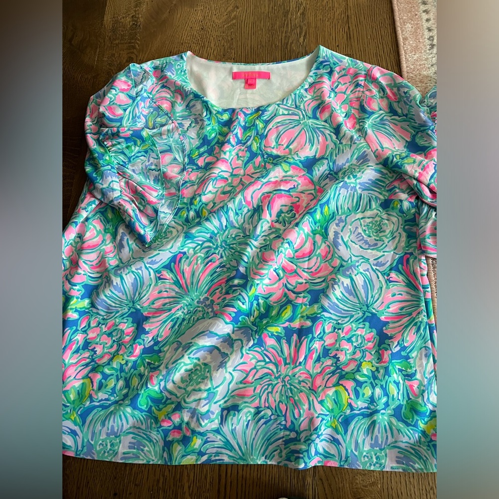 Lilly Pulitzer Darlah Lileeze Shirt In Full Bloom Print
Large EUC
